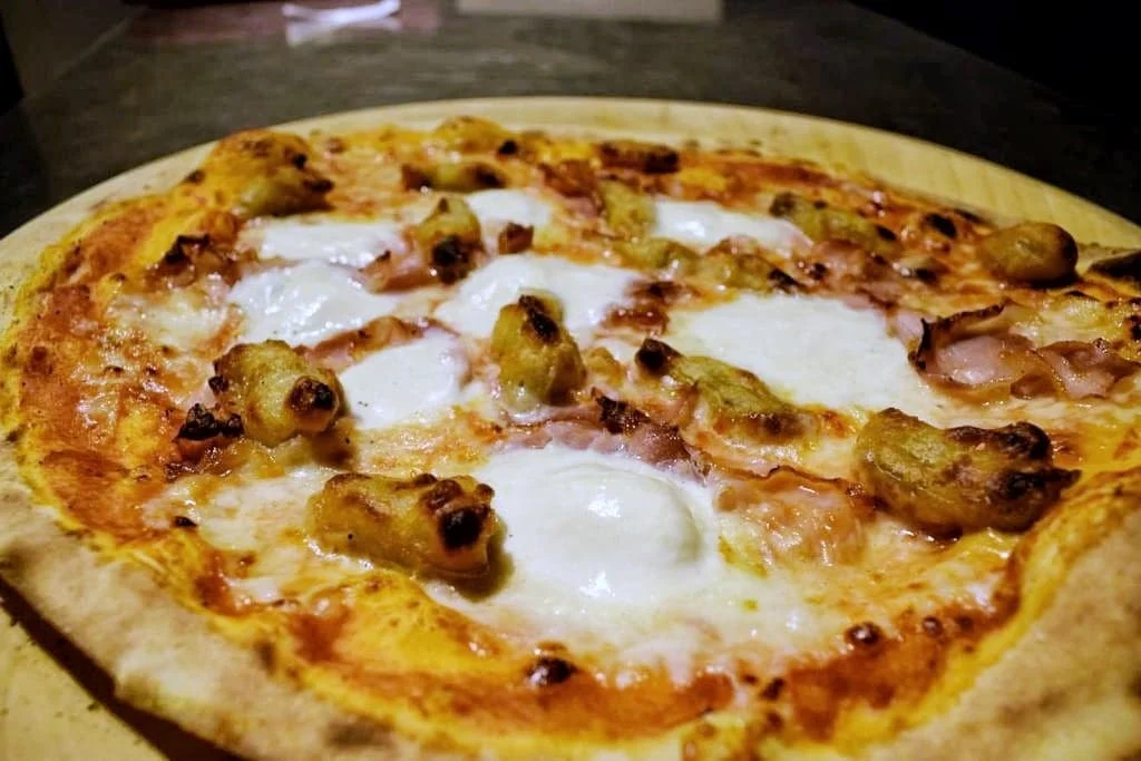 Una pizza di Fior di Pizza appena sfornata, sul tagliere